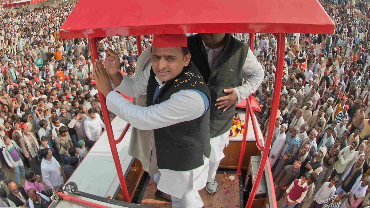 रथयात्रा पर सवार अखिलेश यादव (फाइल फोटो)