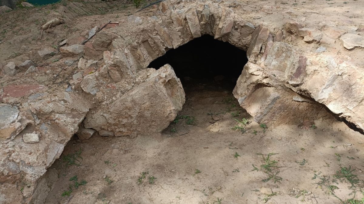 रास्ता बनाने के लिए हो रही थी खुदाई, दिल्ली में निकल आई खिलजी से जुड़ी 700 साल पुरानी सुरंग