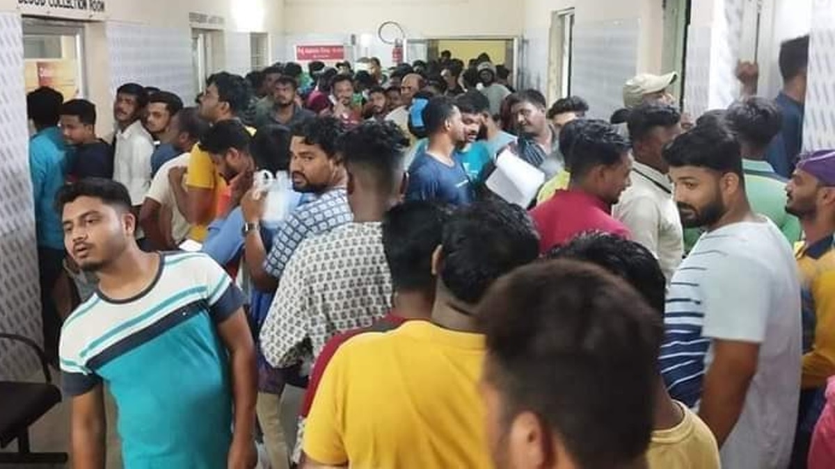 स्थानीय लोग बालेश्वर अस्पताल में रक्तदान करने के लिए उमड़ पड़े. 