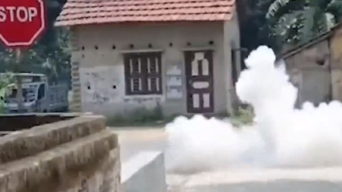 भांगर में पंचायत चुनाव में नामांकन से पहले बमबारी (फोटो-स्क्रीनग्रैब)