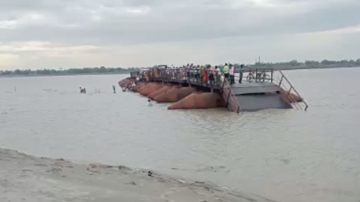 गंगा नदी पर बना अस्थाई पीपा पुल बहा