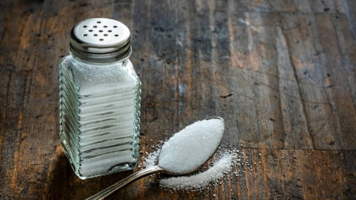 ये संकेत बताते हैं कि आप खा रहे हैं जरूरत से ज्यादा नमक, तुरंत छोड़ने में भलाई