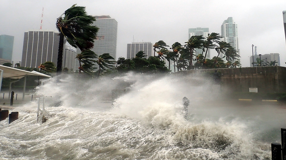 समुद्री चक्रवात के समय हवाएं बेहद अधिक गति पकड़ लेती हैं, जो नुकसानदेह साबित होती हैं. (फोटोः गेटी)