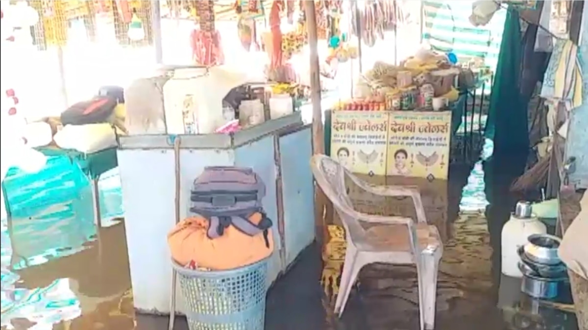 पानी में डूबी दुकानें.