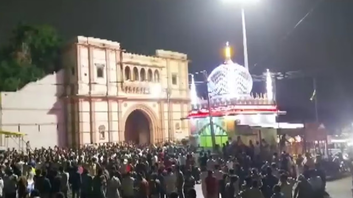 जूनागढ़ में मजेवड़ी गेट के सामने रास्ते के बीचो-बीच एक दरगाह बनी है. 