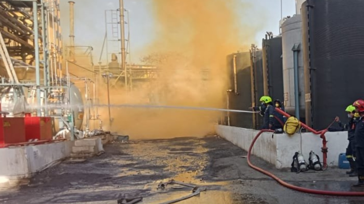 दवा कारखाने में लगी को बुझाते दमकलकर्मी (फोटो क्रेडिट- ANI)