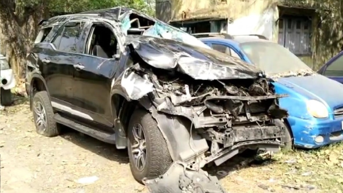 क्षतिग्रस्त फॉर्च्यूनर कार.