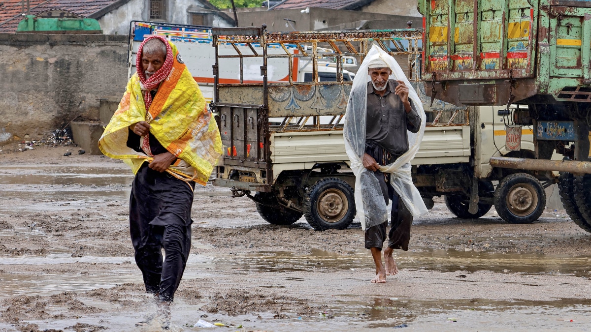गुजरात के कच्छ में तूफान के बाद भारी बारिश हुई और सड़कों में पानी भर गया. (फोटो-एजेंसी)