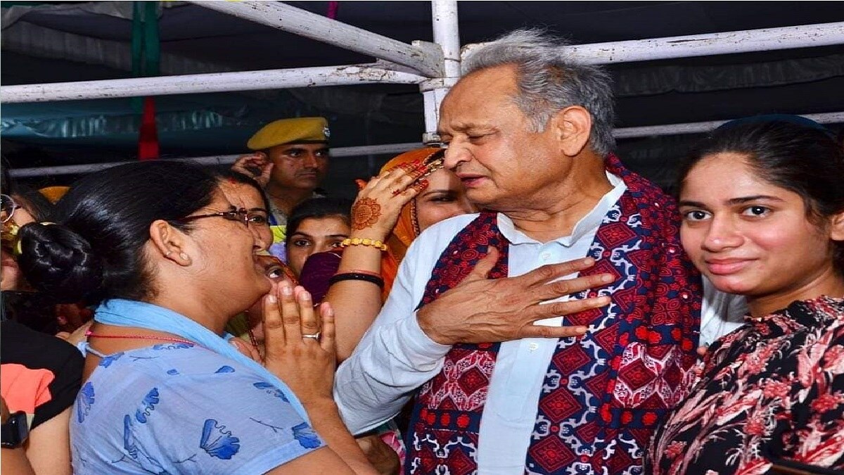 सीएम गहलोत के सामने हाथ जोड़कर खड़ी हुई एएनएम कमला.