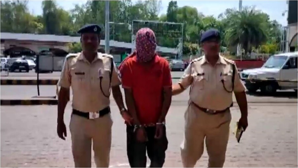 पुलिस गिरफ्त में आरोपी.