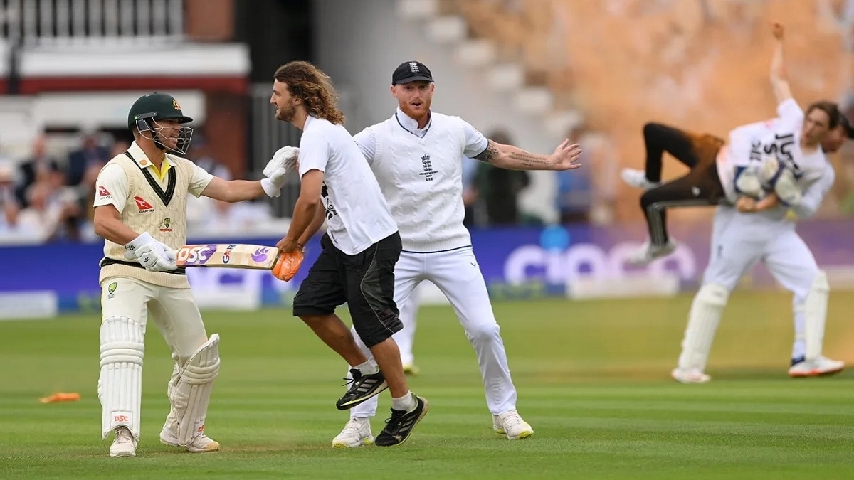 एशेज सीरीज में लॉर्ड्स टेस्ट मैच के दौरान मैदान में घुसे 2 प्रदर्शनकारी. (Getty)