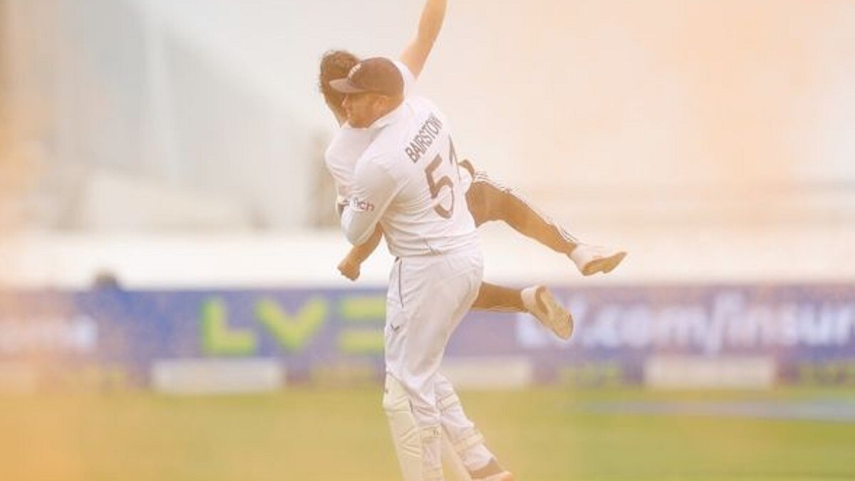 England vs Australia Ashes Test: एशेज टेस्ट के दौरान लॉर्ड्स में हंगामा, पिच को खराब करने के लिए मैदान में घुसे प्रदर्शनकारी