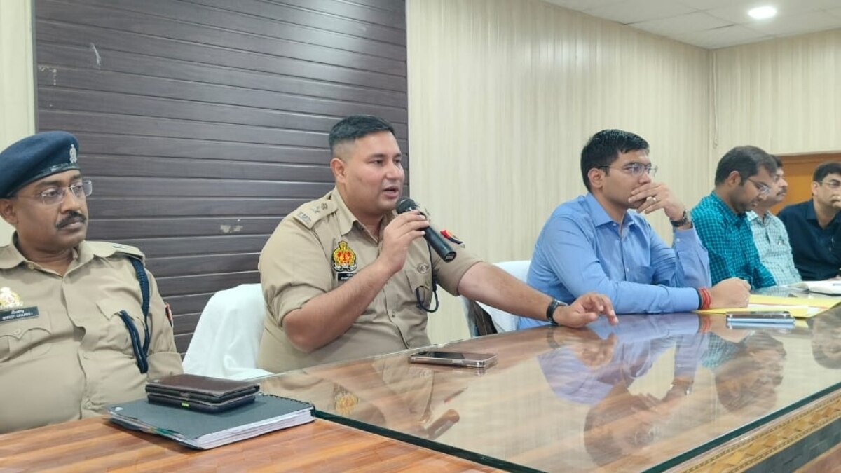  बैठक करते अधिकारी.