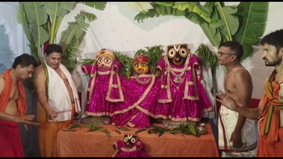 इलाज करते वैद्य