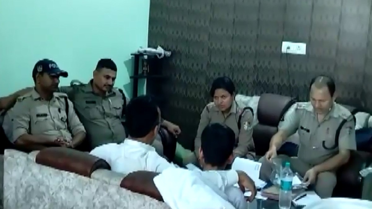डॉक्टर के घर में मौजूद पुलिस.