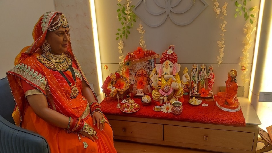 मंदिर के पास रखी महिला की मूर्ति.