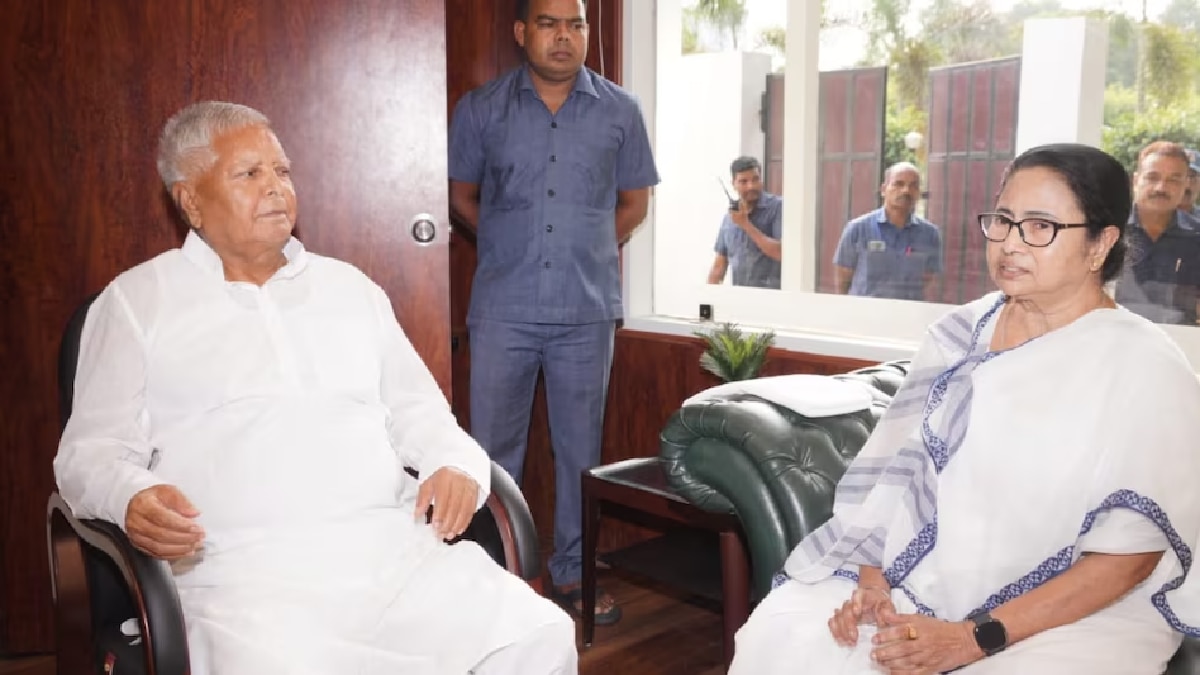 पटना पहुंचने के बाद लालू यादव से मिलीं ममता बनर्जी 