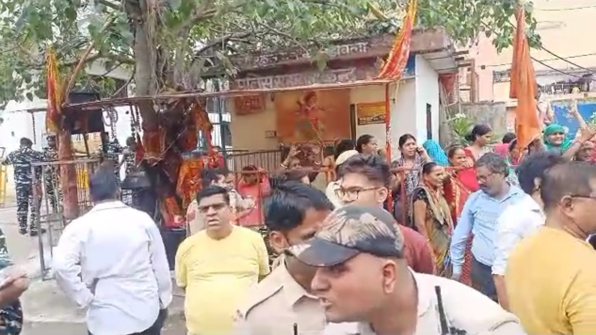 मंडावली में मंदिर के बाहर अवैध रेलिंग तोड़ने पहुंचा था प्रशासन, लोगों ने किया जबरदस्त विरोध