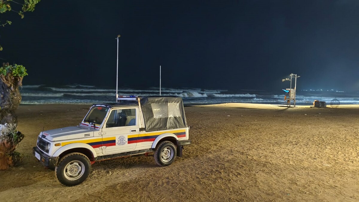 मुंबई के जुहू बीच पर बह गए 5 लड़के, एक को बचाया, 4 अब भी लापता