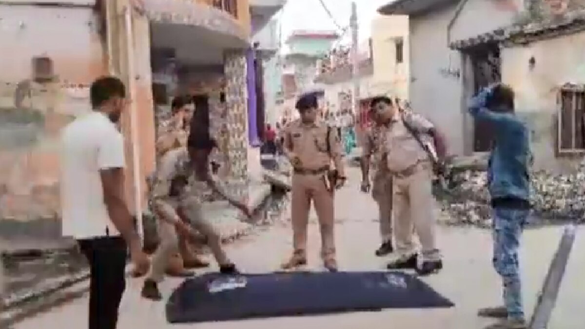 घटनास्थल पर मौजूद पुलिस.