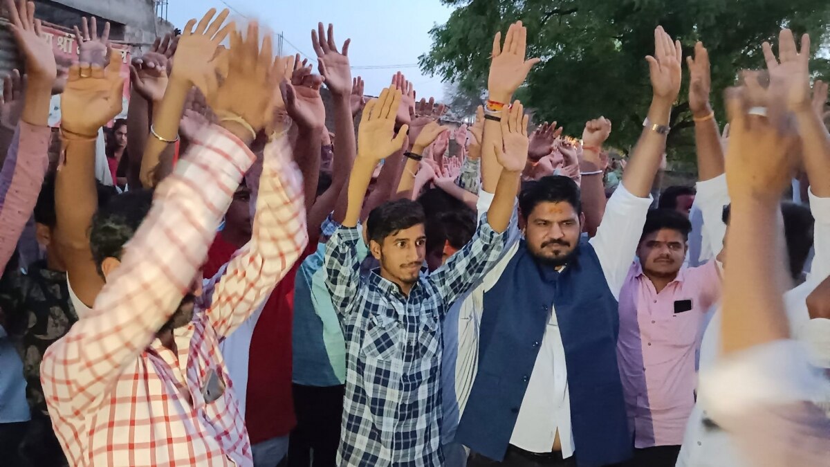 सिंगल यूज प्लास्टिक के खिलाफ मुहिम चला रहे हैं विनय शर्मा (नीले जैकेट में)