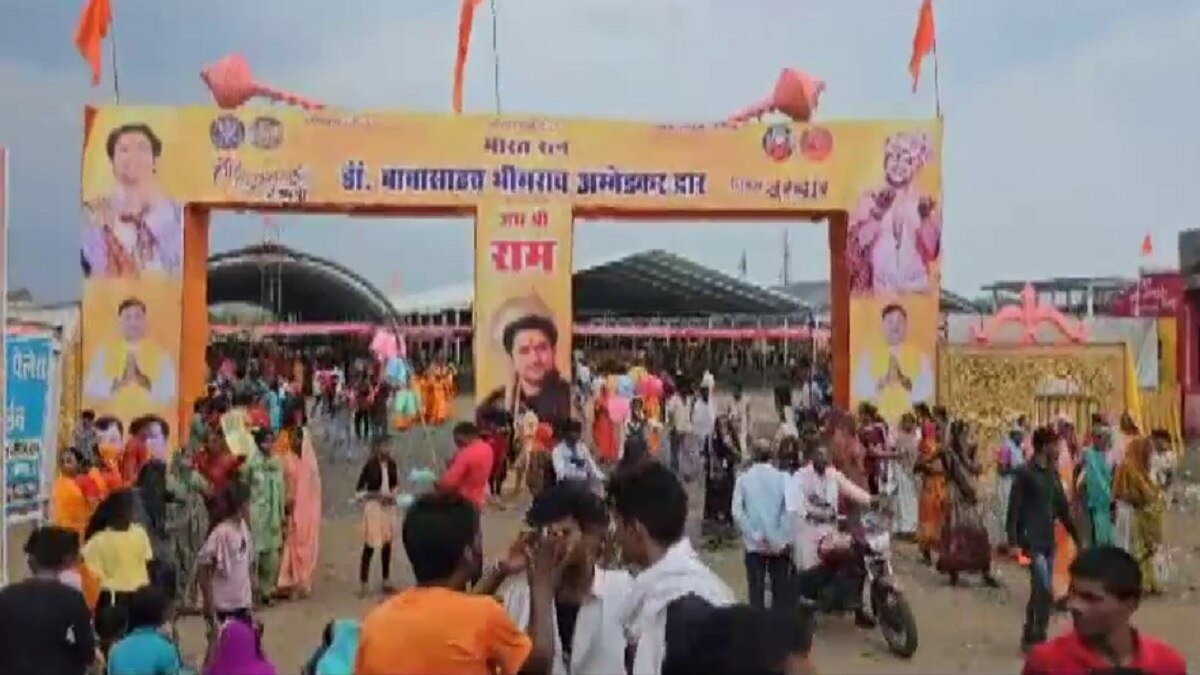 MP: पंडित धीरेंद्र शास्‍त्री के कार्यक्रम में लगा दी शिक्षकों की ड्यूटी, बवाल बढ़ने पर वापस लिया आदेश