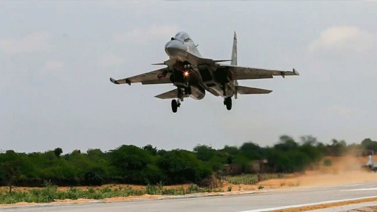 सुलतानपुर के जयसिंहपुर में पूर्वांचल एक्सप्रेस-वे की हवाई पट्टी पर हो रहा एयर शो (फाइल फोटो)