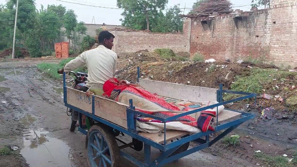 पत्नी के इलाज के लिए शख्स ने बाइक पर सेट की ठेली. 