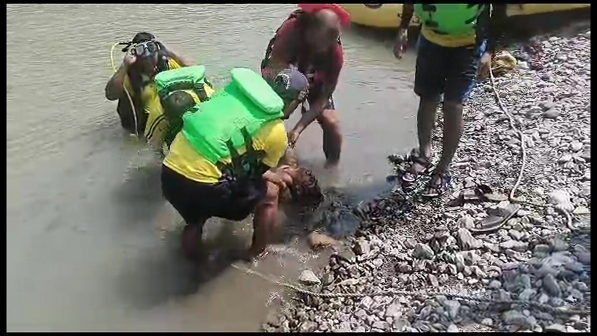 गंगा नदी में डूबा युवक.