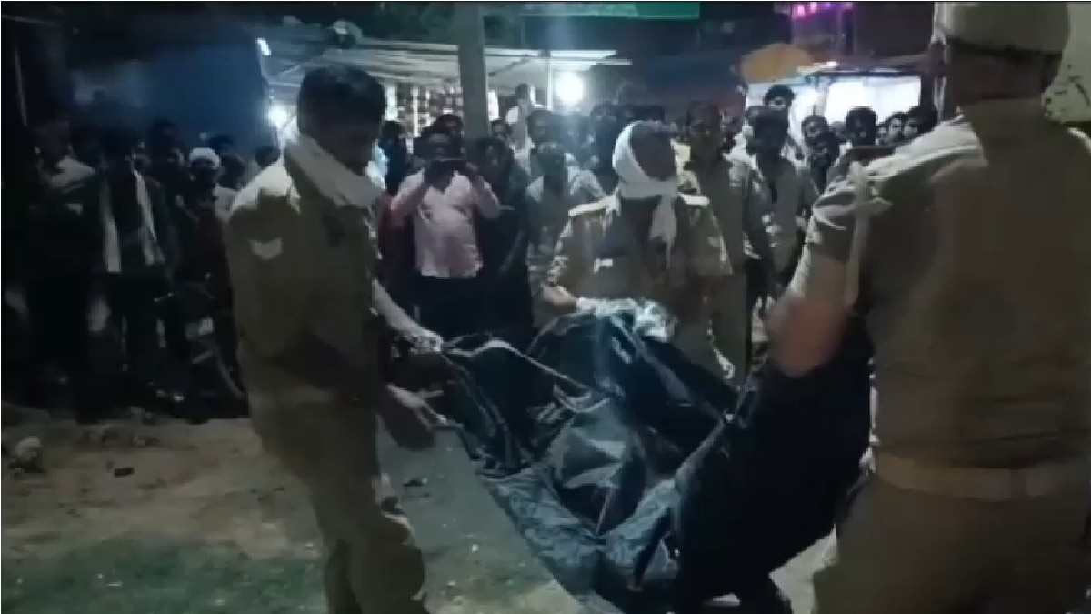 साध्वी का शव ले जाती हुई पुलिस.