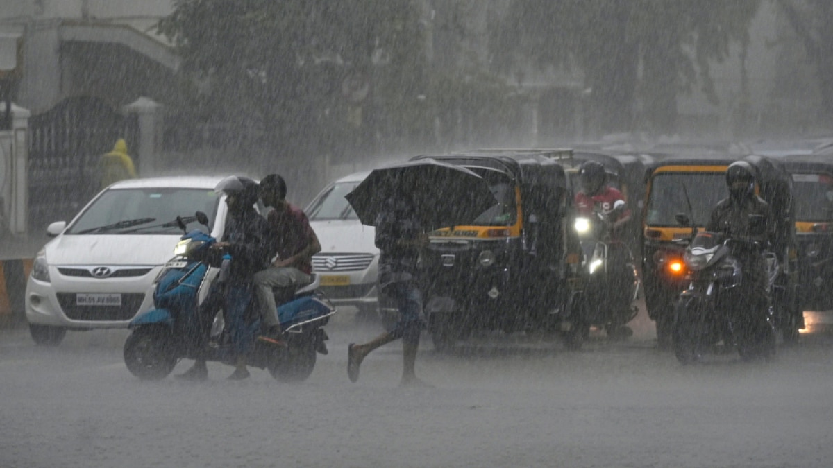 Mumbai-Goa Rains: भारी बारिश से पानी-पानी हुई मुंबई, पेड़ गिरने से शख्स की मौत, गोवा में भी जलजमाव, IMD ने जारी किया अलर्ट