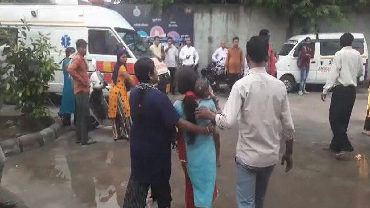 दुकान में रखे सिलेंडर में धमाका, कई लोग झुलसे