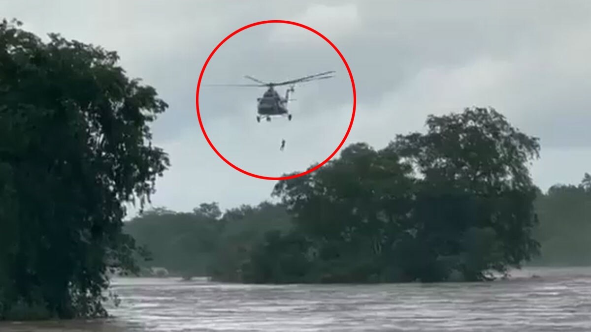 बाढ़ में फंसे लोगों का हेलिकॉप्टर से किया गया रेस्क्यू