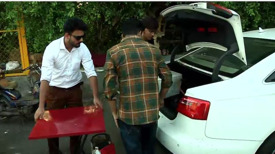 मुंबई में ऑडी चायवाला... करोड़ों की कार में शुरू किया चाय का काम, रोड पर लगाने लगे स्टॉल - Audi Chaiwala tea startup Mumbai Two youths sell tea in a car worth