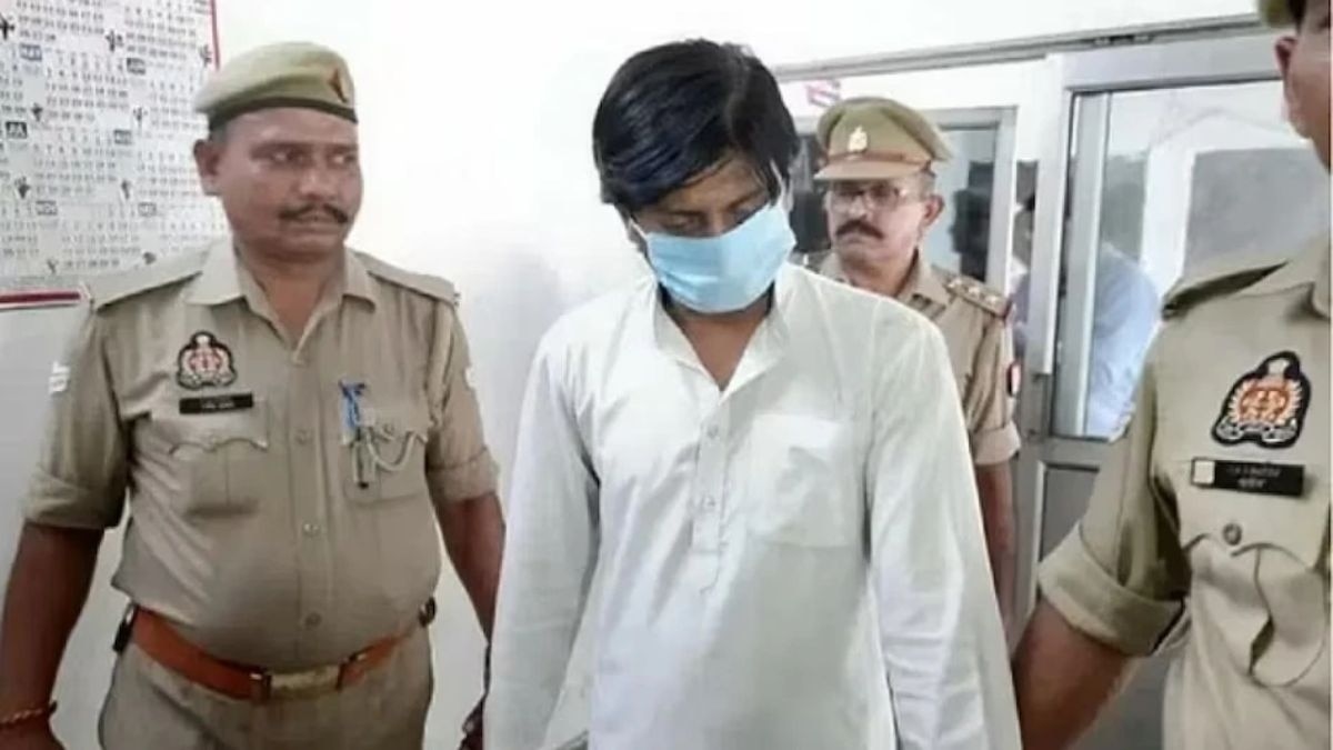 पुलिस की गिरफ्त में मौलवी.