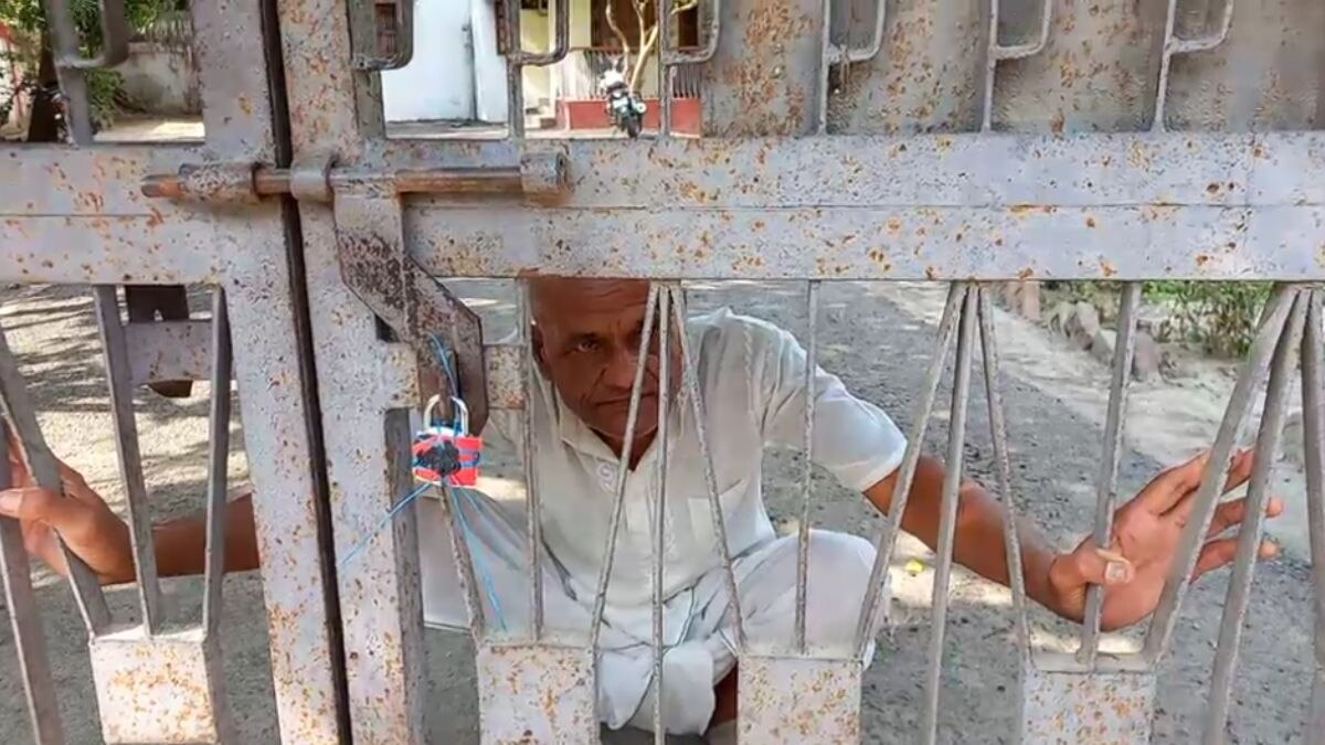 रेलवे ने सील कर द‍िया बंगला. 