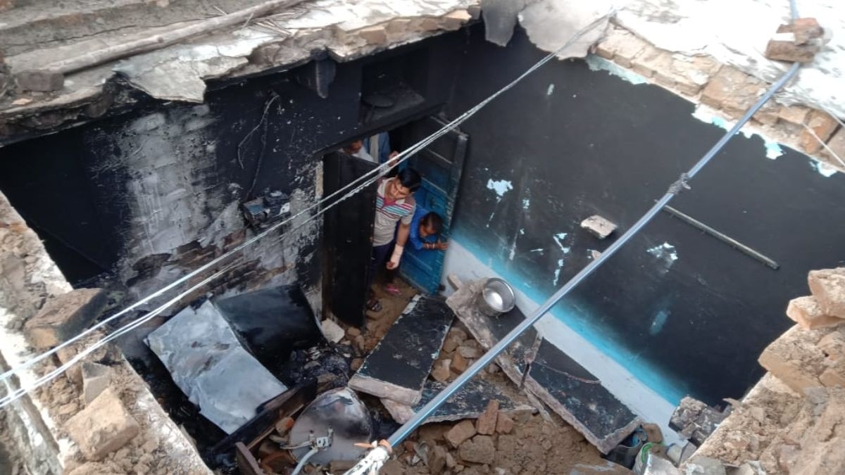 धमाके के बीच गिरा मकान. 