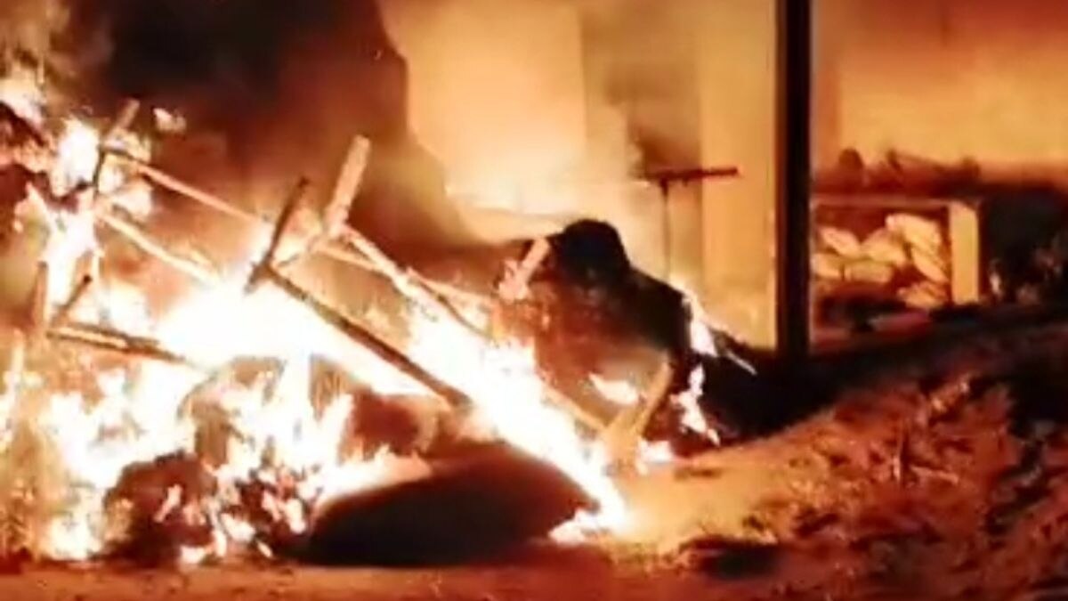 जंगल में मिला था शव, परिजनों ने हत्या का आरोप लगाकर 3 घरों में लगा दी आग, 8 थानों की पुलिस ने संभाला मोर्चा