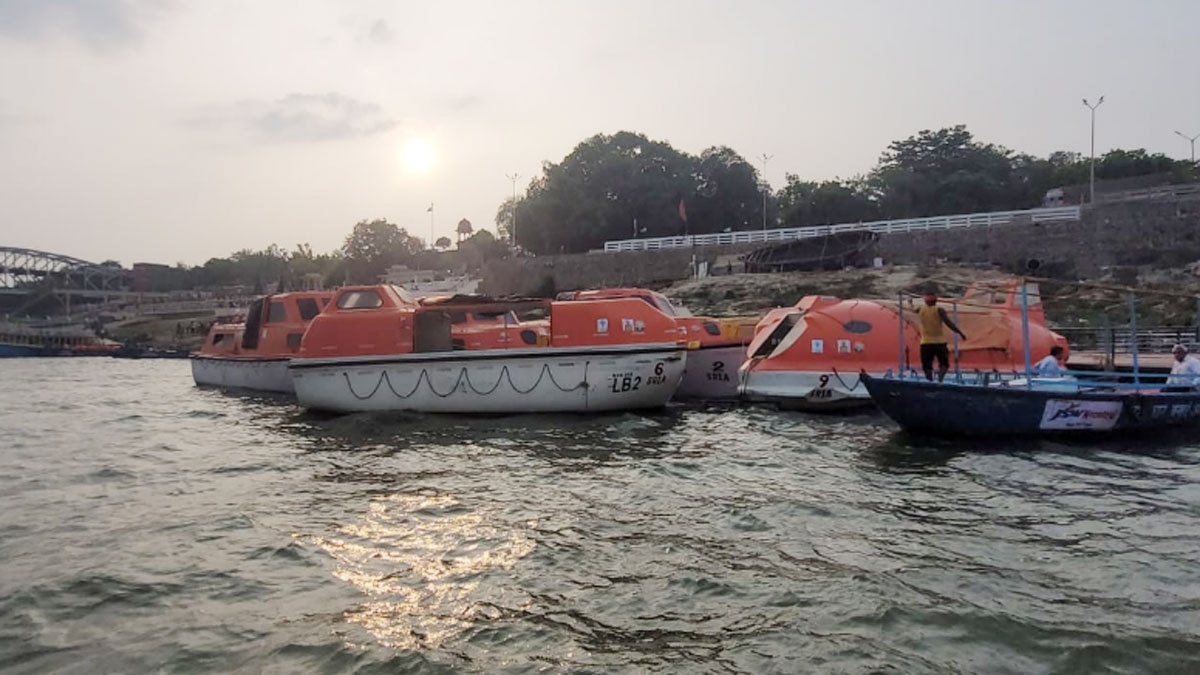 गंगा में वाटर टैक्सी का ट्रायल शुरू हुआ 