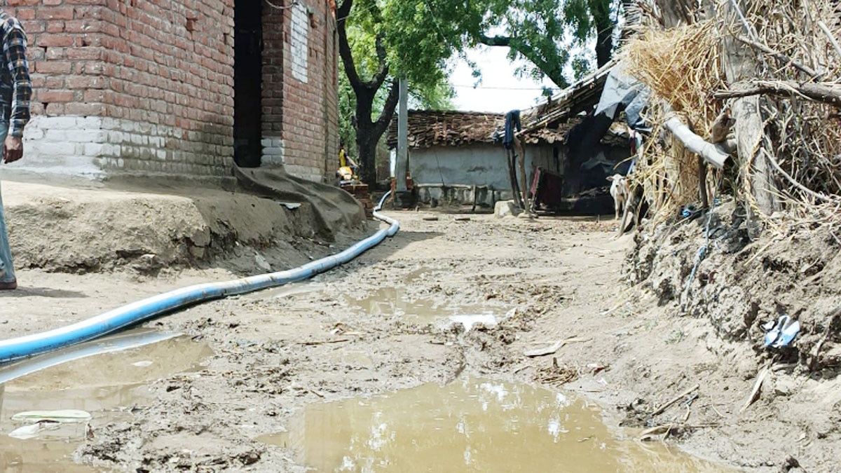 गांव के विकास के लिए धरने पर बैठी महिलाएं 