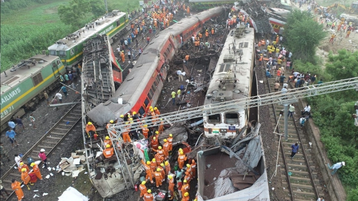 बालासोर के बाहानागा बाजार रेलवे स्टेशन के पास हुआ रेल हादसा 