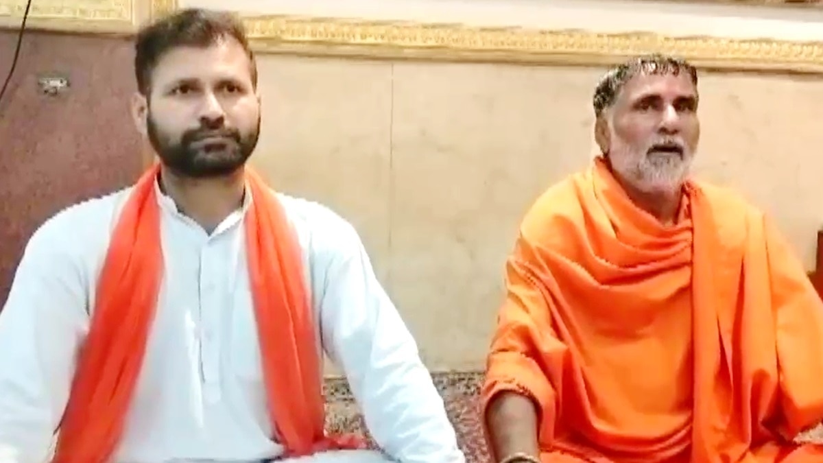 भगवा वस्त्रों में स्वामी यशवीर महाराज. 