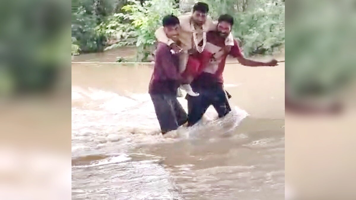 दूल्हे को कंधे पर बैठाकर नदी पार कराया 