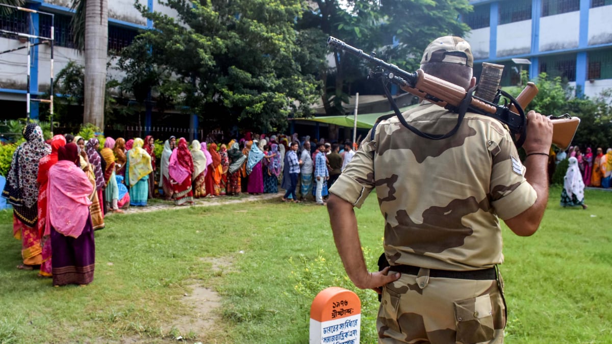 पश्चिम बंगाल के मुर्शिदाबाद जिले में एक मतदान केंद्र पर वोट डालने के लिए कतार में खड़े लोग. (फोटो- पीटीआई)