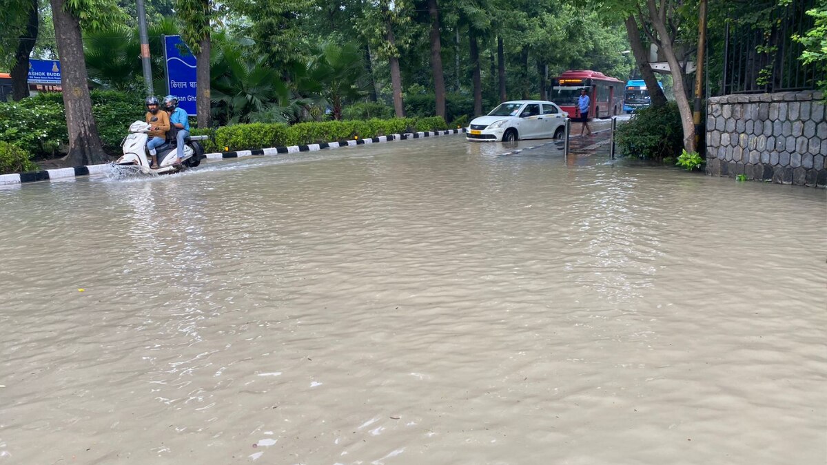 दिल्ली में बाढ़ से हालात खराब हैं. शनिवार को भी राजघाट-किसान घाट इलाके में जलभराव देखा गया.