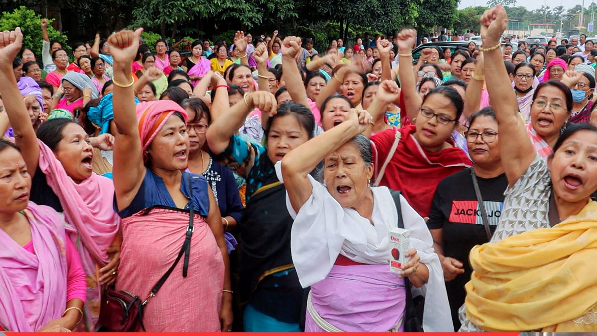 मणिपुर में हिंसा के बाद हालात खराब हैं. 30 जून को इम्फाल में मुख्यमंत्री एन बीरेन सिंह के समर्थक एकत्रित हुए थे और मुख्यमंत्री पद से इस्तीफा देने से रोक लिया था. (फोटो-पीटीआई)