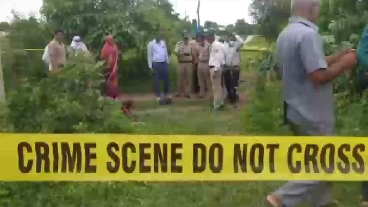 घटनास्थल पर मौजूद पुलिस और स्थानीय लोग.