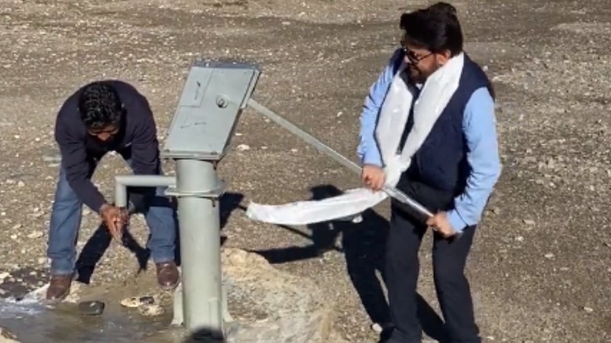 14 हजार फीट की ऊंचाई पर हैंडपंप चलाते अनुराग ठाकुर (फोटो- Anurag Thakur twitter)