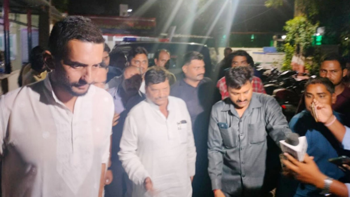 गौतमपल्ली थाने पहुंचे शिवपाल यादव 