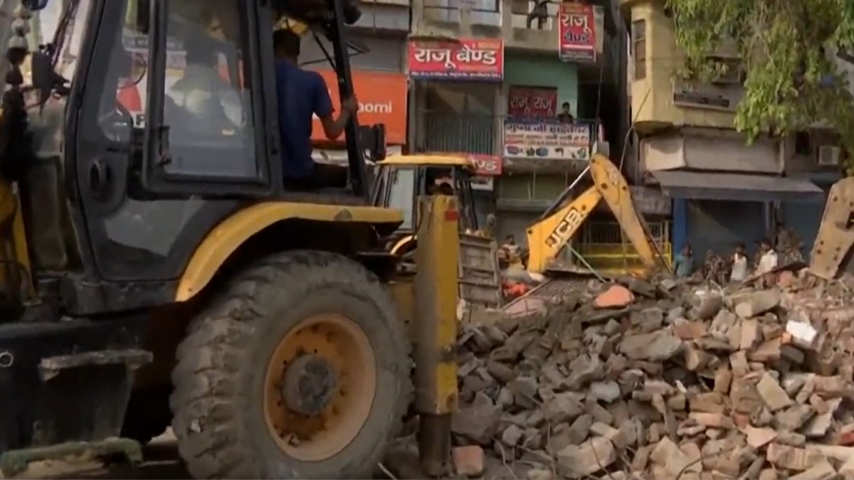 भजनपुरा में रोड से हटाए गए अवैध मजार और मंदिर